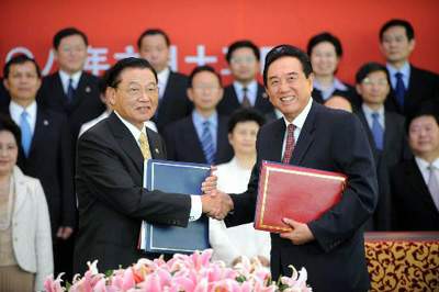 13日9时许,海协会会长陈云林和海基会董事长江丙坤在两岸周末包机会谈纪要上签字。