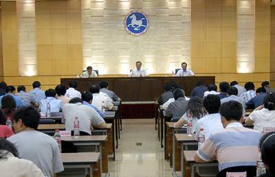 6月15日下午,国家旅游局召开干部大会,传达6月13日中共中央、国务院在北京召开的省区市和中央部门主要负责同志会议精神。国家旅游局局长邵琪伟就贯彻落实会议精神提出要求。国家旅游局副局长王志发传达胡锦涛总书记和温家宝总理的重要讲话。国家旅游局党组成员、纪检组组长王军出席会议。