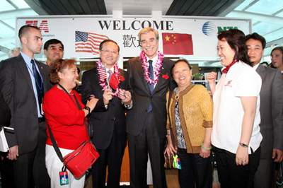 美国旅游业界为中国赴美旅游首发团举办盛大欢迎仪式，古铁雷斯、邵琪伟与中国赴美旅游首发团游客在一起)
