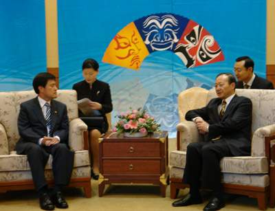 韩国釜山广域市市长许南植今天下午在釜山会展中心会见了中国国家旅游局局长邵琪伟。