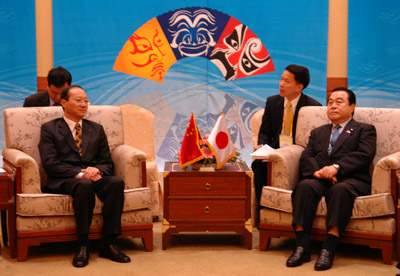 中国国家旅游局局长邵琪伟今天下午在釜山会见了日本国土交通大臣、日本观光立国担当大臣冬柴铁三。
