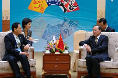 韩国文化体育观光部长官柳仁村今天下午在釜山会展中心会见了中国国家旅游局局长邵琪伟。
