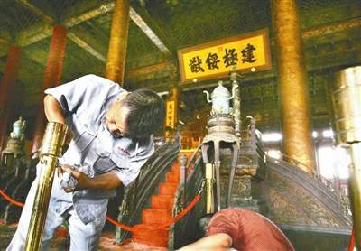 殿内宝座与乾隆御笔匾额的复制品等待游人观赏。