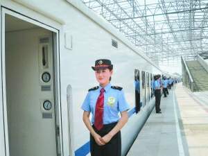 座位分一等、二等;座椅可以180°旋转,防止反坐时出现恶心;比普通D字头列车更大的车窗方便观景;设置残疾人服务区……北京北站开往延庆的市郊铁路S2线将于8月初通车,票价目前还没有最终确定,但标准与铁路软席相当。昨天下午,记者登上S2线列车,率先体验了这条由D字头列车运营的首条市郊铁路。