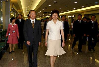 由海峡两岸旅游交流协会会长邵琪伟率领的大陆居民赴台旅游(北京)首发交流考察团,以及部分北京游客和30多名大陆记者,4日中午12时20分许乘国航包机抵达台北桃园机场,受到热烈欢迎。
