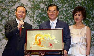 7月5日,海峡两岸旅游交流协会会长邵琪伟一行拜会中国国民党荣誉主席连战。