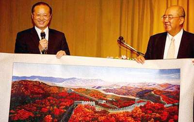 7月5日,大陆居民赴台旅游首发团团长、海峡两岸旅游交流协会会长邵琪伟在台北拜会中国国民党主席吴伯雄。