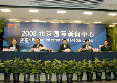 8月12日,受2008北京国际新闻中心的邀请,国家旅游局副局长王志发就“中国旅游资源的可持续利用与旅游业国际合作”以及其他问题接受中外记者的集体采访。