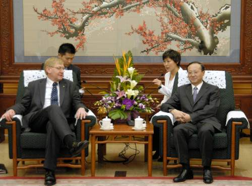 8月22日,中国国家旅游局局长邵琪伟在京会见了澳大利亚资源、能源和旅游部部长马丁•福格森一行。双方就中澳旅游合作和北京奥运会后的旅游发展等问题进行了会谈。