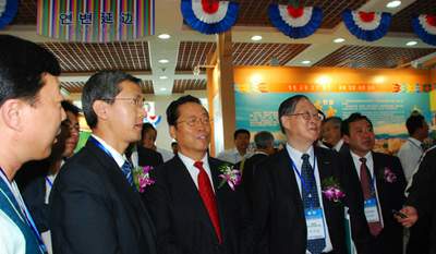 与会领导及嘉宾参观会场