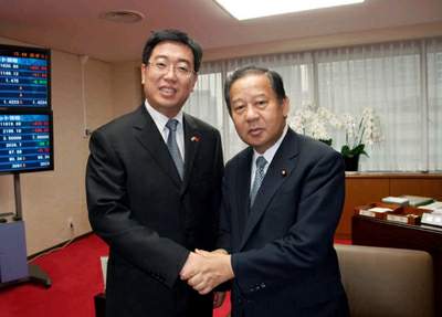 杜江拜会日本经济产业大臣二阶俊博
