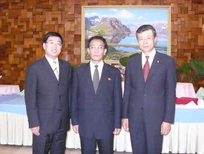 (杜江副局长与朝鲜国家观光总局局长金道俊及中国驻朝鲜大使刘晓明(右一)合影)