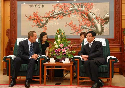 9月3日,国家旅游局副局长杜江在京会见了托马斯•库克全球行政长官玛尼弗•特拉•诺沃一行。