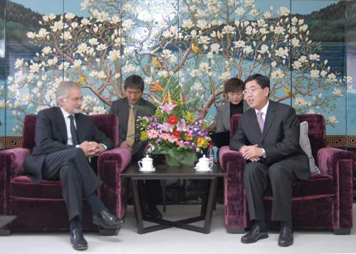 10月29日,国家旅游局副局长杜江在京会见了来访的美国运通全球商务旅行总裁白施礼一行