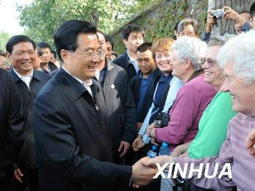 10月7日,中共中央总书记、国家主席、中央军委主席胡锦涛考察节日期间北京的安保、交通、旅游工作。这是胡锦涛在颐和园同外国游客亲切交谈。