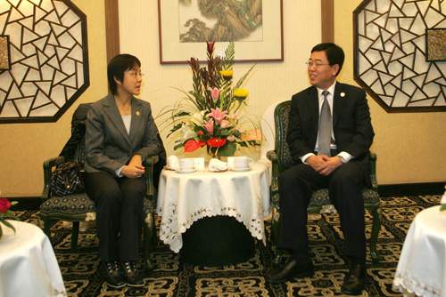 11月18日,国家旅游局副局长杜江在昆明会见了澳门特别行政区旅游局副局长文绮华一行,双方就进一步加强旅游合作交换了意见。