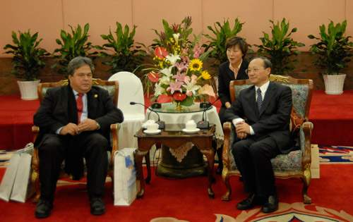11月19日,中国国家旅游局局长邵琪伟在昆明会见了以萨摩亚副总理兼旅游部长米萨·雷茨拉夫为团长的南太旅游部长代表团。
