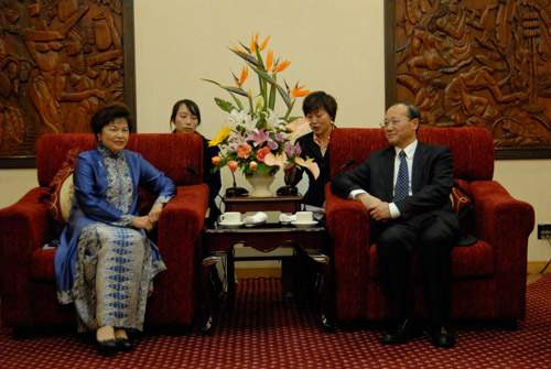11月19日,中国国家旅游局局长邵琪伟在昆明会见了马来西亚旅游部部长黄燕燕一行。双方就进一步加强两国间旅游交流与合作交换了意见。