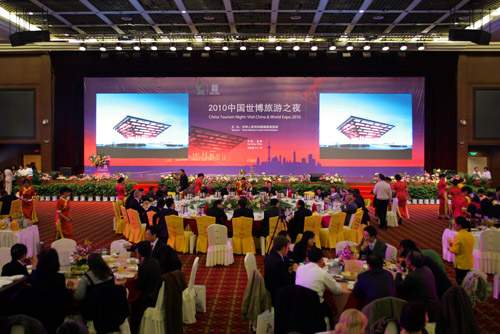 11月19日晚,昆明国际会展中心华灯璀璨,在浓郁的民族风情和现代时尚歌舞表演中,出席中国国际旅游交易会的近千名中外嘉宾欢聚一堂,共享由国家旅游局主办的“2010中国世博旅游之夜”盛宴。萨摩亚副总理兼旅游部长米萨·雷茨拉夫,中国国家旅游局局长邵琪伟,副局长王志发、杜江、祝善忠,云南省副省长刘平等出席活动。国家旅游局旅游促进与国际合作司司长刘克智作世博旅游推介。