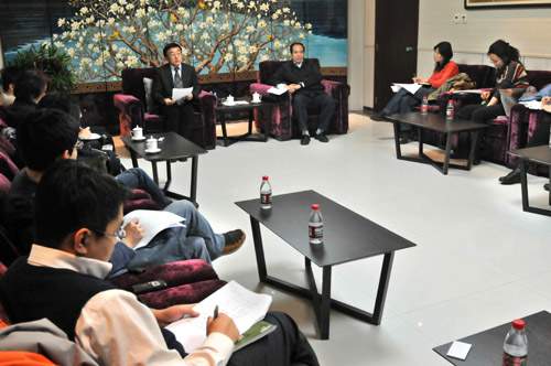 吴文学向媒体介绍西部大开发10年来西部旅游业发展情况