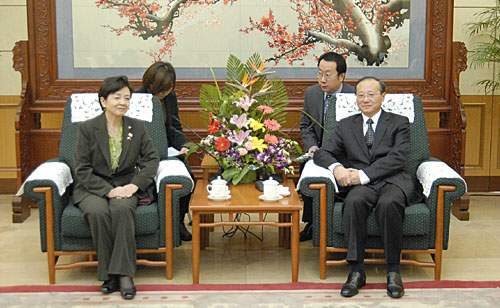 11月4日,中国国家旅游局局长邵琪伟在京会见了日本滋贺县知事嘉田由纪子一行,双方就进一步加强旅游交流合作等问题交换了意见。