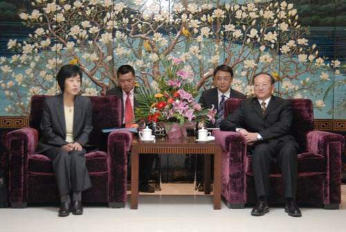 (邵琪伟会见日本北海道知事高桥春美)