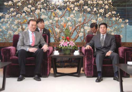 11月27日,中国国家旅游局副局长祝善忠在京会见了韩国观光公社社长李参一行。