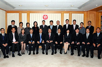 香港财政司司长曾俊华(前排左5)和澳门经济财政司司长谭伯源(前排左4)共同主持第2次港澳合作会议。