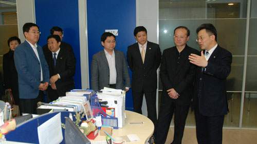 2月17日,为深入研究应对金融危机、贯彻落实学习实践科学发展观活动,国家旅游局局长邵琪伟、副局长杜江一行来到中青旅进行典型调研,了解一线企业受到金融危机的影响情况、以及企业对今年旅游业发展的基本判断和采取的主要措施,并征求对国家旅游行业如何应对应急的建议等内容。