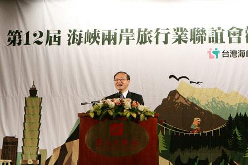 (海峡两岸旅游交流协会会长邵琪伟出席晚会并讲话)