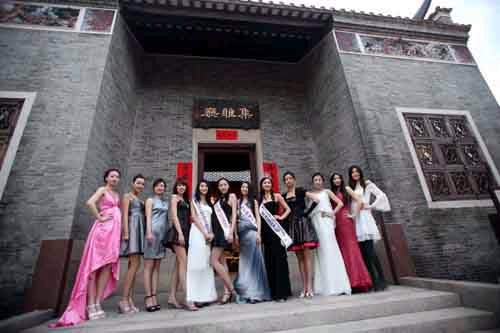 3月29日,2009国际旅游小姐中国区总决赛启动仪式在广东清远碧桂园故乡里隆重举行,标志着新一届国际旅游小姐大赛又将伴着初夏的脚步,掀起新一轮的美丽视觉盛宴,为这座清新淡雅的南方名城留下第一篇由旅游天使抒写的美丽篇章。