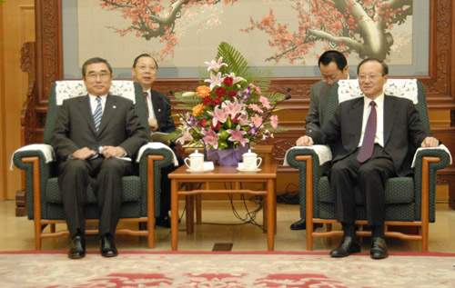 5月21日,国家旅游局局长邵琪伟在京会见了日本全日空航空公司社长伊东信一郎,双方就进一步加强交流合作交换了意见。