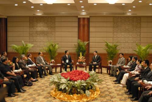 6月26日,国家旅游局副局长、海峡两岸旅游交流协会执行会长杜江在北京会见了台湾中部四县市代表团一行30余人。双方就进一步加强两岸旅游合作等事宜交换了意见。