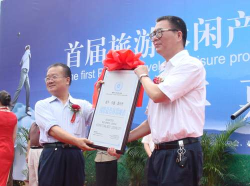 首届旅游休闲产品(温州)交易会汇集来自全国各地的旅游户外产品、工艺美术品以及温州各地特色品牌休闲产品,是首届以旅游休闲产品为展示内容的专业展会。此次交易会共计1000多展位,30000平方米展厅,包括旅游形象展区、旅游商品展区、户外休闲用品展区、浙江旅游图片展区、温州休闲旅游产品精品展示区、现场洽谈区等六大交易展示区。现场设有攀岩、迷你高尔夫、马术等互动休闲体验项目,还有来自全国各地的旅游休闲产品现场展示。交易会为期三天,是首次以旅游休闲产品为展示内容的专业展会。