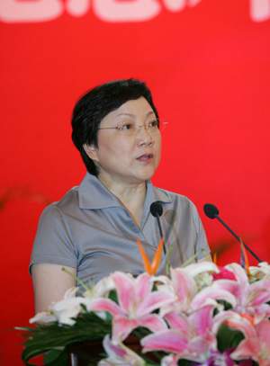 邓榕宣读全国政协副主席邓朴方的书面讲话并代表亲属发言