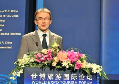 美国有线电视新闻网研究和市场发展副总裁杜坎·莫瑞斯做专题发言)