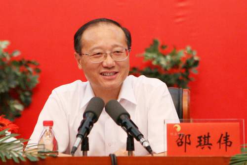 邵琪伟首先传达了温家宝总理、王岐山副总理近一段时间以来考察旅游工作时的重要讲话精神。邵琪伟指出,温家宝总理和王岐山副总理的重要讲话站在国民经济和社会发展全局高度,全面、系统、深入地阐述了发展旅游业和旅游消费的重要意义,具有很强的战略性、前瞻性和指导性,不仅对克服金融危机及各种突发事件对旅游业带来的冲击和困难是有力的指导,更是对全国旅游业站在新的起点上,推动科学发展、实现更大繁荣,将产生积极而深远的影响。