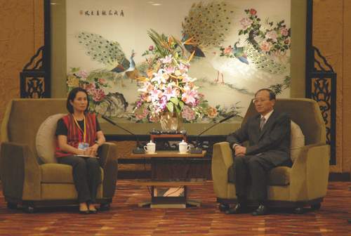 8月20日,国家旅游局局长、海峡两岸旅游交流协会会长邵琪伟在京会见了高金素梅率领的台湾少数民族代表团,双方就加强大陆与台湾少数民族在旅游领域的交流等共同关心的问题交换了意见。