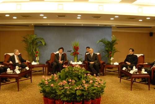9月21日,国家旅游局副局长杜江、杭州市市长蔡奇在杭州会见前来出席第五届目的地管理国际会议的官员。