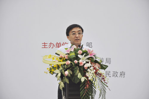10月9日上午,由农业部、国家旅游局、四川省人民政府主办的“2010中国(郫县)休闲农业与乡村旅游节”,在中国农家乐旅游发源地――郫县友爱镇农科村开幕。国家旅游局党组成员、规划财务司司长吴文学出席活动并主持开幕仪式,农业部副部长高鸿宾、四川省人民政府副省长陈文华出席开幕式并致辞。