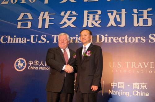 中国国家旅游局局长、中国旅游协会会长邵琪伟与美国旅游协会主席罗杰•道交换礼物并合影