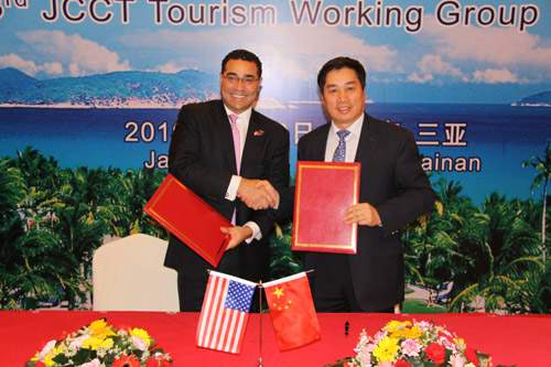 (祝善忠(右)和斯康迪分别代表中国国家旅游局和美国商务部签署了《中美商贸联委会旅游工作组2010年—2011年工作计划》)