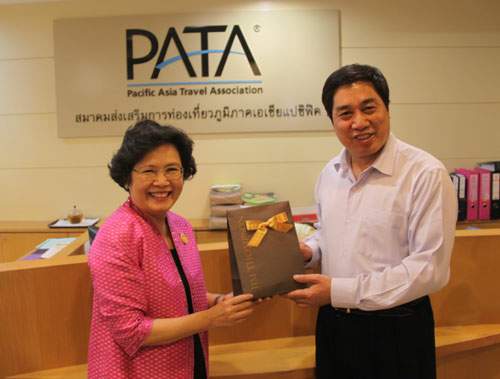 1月28日,祝善忠在曼谷亚太旅游协会(PATA)总部会见了PATA主席蓬丝丽•马诺韩及首席执行官格雷格•达菲尔。