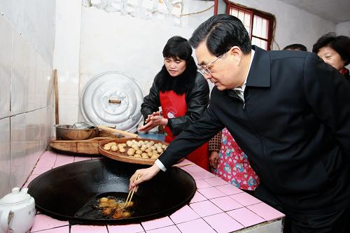 2月12日至13日,中共中央总书记、国家主席、中央军委主席胡锦涛来到福建省龙岩市,同闽西革命老区干部群众共迎新春佳节。这是胡锦涛农历大年三十在上杭县古田镇五龙村村民张唐妹家中看望,并同她家人一起炸糖枣。