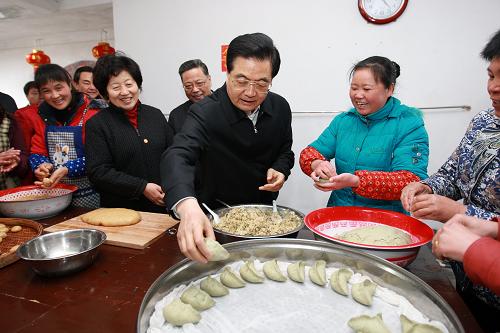 2月12日至13日,中共中央总书记、国家主席、中央军委主席胡锦涛来到福建省龙岩市,同闽西革命老区干部群众共迎新春佳节。这是胡锦涛农历大年三十在上杭县古田镇五龙村村民张唐妹家中看望,并同她家人一起包艾叶粄。