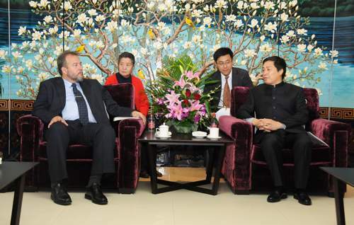 2月2日,国家旅游局副局长祝善忠在京会见了古巴共和国旅游部长马努埃尔•马雷多•克鲁。