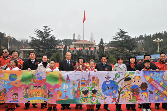 3月29日,“2010走进世博—旅游大篷车”开进革命老区—西柏坡,向革命老区人民宣传世博,诚邀老区人民参与世博。