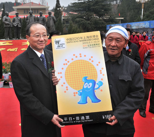 开幕式上,邵琪伟代表国家旅游局向10余名西柏坡老党员、先进模范代表赠送了“世博旅游参观团”邀请函。石家庄合作路小学和西柏坡希望小学的学生代表向上海世博会赠送了孩子们亲手绘制的“祝福世博”画卷,表达小朋友们对世博会的美好祝愿。祝善忠在开幕式讲话中指出,为落实党中央、国务院的要求,全力保障世博会7000万入园人次目标的实现,国家旅游局将今年确定为“2010中国世博旅游年”,把世博旅游推广提升为国家级旅游宣传主题,倾行业之力,广泛、深入地开展世博旅游推广活动。本次大篷车队走进西柏坡,旨在向英雄的老区人民展示上海世博、宣传中国旅游,让老区人民亲身体验我国经济社会发展的巨大成就。