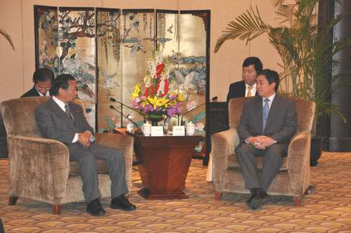 3月3日下午,国家旅游局副局长祝善忠在上海亲切会见了日本旅行商及媒体上海世博旅游大型考察团名誉团长、日本众议院议员、日本全国旅行业协会会长二阶俊博一行。