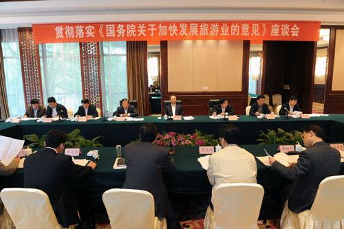 4月8日,国家旅游局在武汉召开贯彻落实《国务院关于加快发展旅游业的意见》华东华南片区座谈会,国家旅游局邵琪伟局长主持会议。国家旅游局副局长王志发、党组成员吴文学,湖北省副省长田承忠出席会议。
